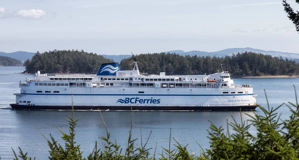 BC Ferries Boat Saliendo de la Terminal en Swartz Bay durante el soleado día de verano. — Foto de Stock