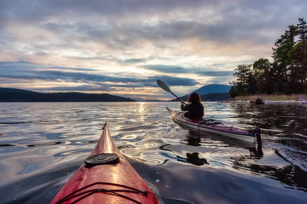 Kalandvágyó nő a tengeren Kayak evezés a Csendes-óceánon. — Stock Fotó