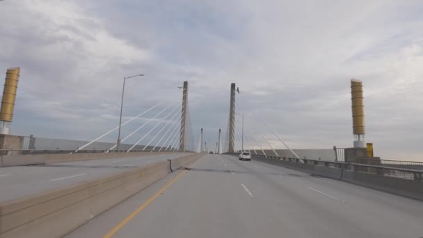 Kör på Golden Ears Bridge över Fraser River — Stockvideo