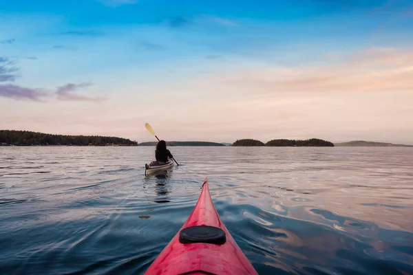 Femme aventureuse en kayak de mer pagayant dans l'océan Pacifique. — Photo