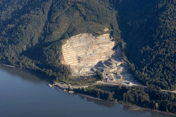Widok z samolotu kopalni odkrywkowej w kamieniołomie, gdzie wydobywa się piasek i żwir. — Zdjęcie stockowe