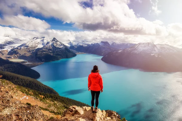 Mulher caucasiana aventurosa caminhadas no topo de uma montanha canadense. — Fotografia de Stock