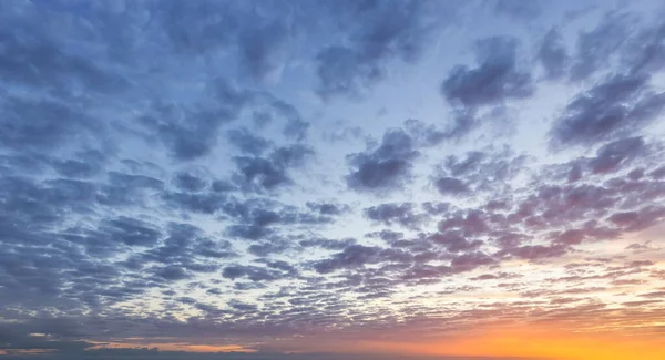 Vista del colorido paisaje nublado durante el dramático atardecer en la costa del océano. — Foto de Stock