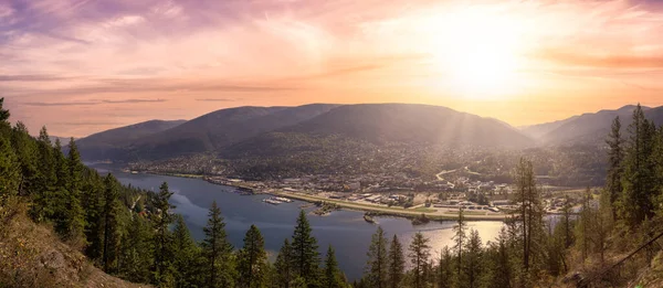 Panoramisch uitzicht op een kleine stad, Nelson. Kleurrijke Sunrise Sky Art Render. — Stockfoto