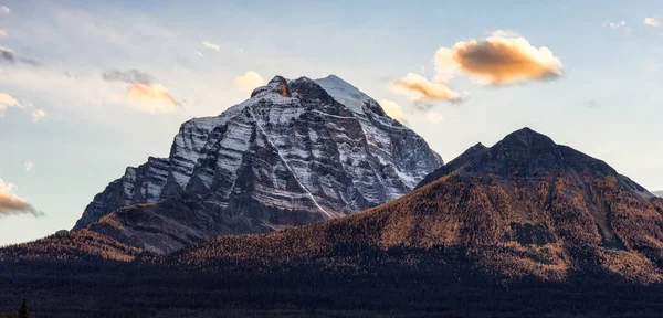 Canadian Rocky Mountain Landscape (em inglês). Temporada de Outono Sunset Sky. — Fotografia de Stock
