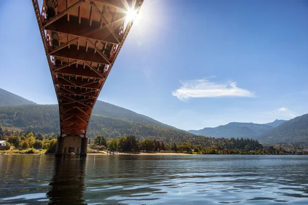 Ponte Laranja Grande sobre o rio Kootenay com cidade turística — Fotografia de Stock