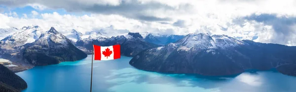 Canadian National Flag Composite. Naturaleza paisaje en las montañas. — Foto de Stock