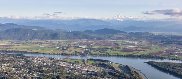 Luftudsigt over Mission City, Fraser River og Mnt Baker i baggrunden. - Stock-foto