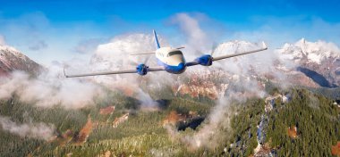 Twin Engine Airplane Rocky Dağı üzerinde uçuyor.