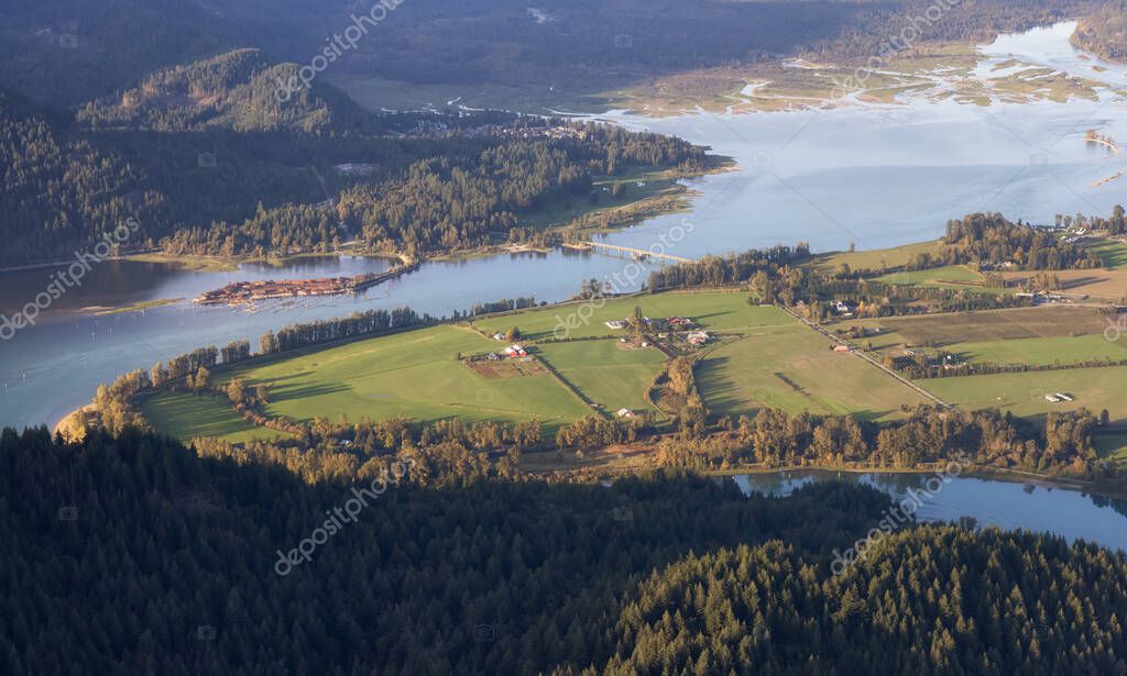 Vista aérea del valle de Fraser con fondo de paisaje de montaña de