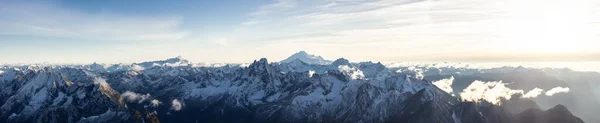 Luftaufnahme der kanadischen Rocky Mountains mit Schnee auf der Spitze — Stockfoto