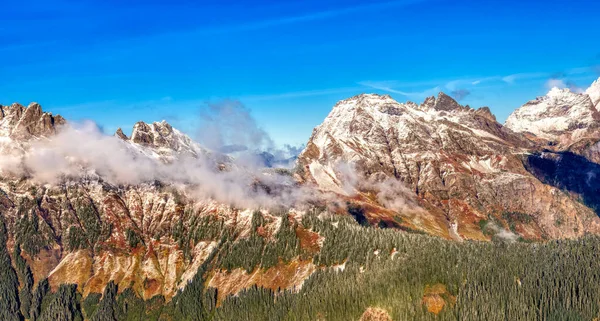 Kanada Rocky Dağları 'nın tepesinde karlı hava manzarası — Stok fotoğraf