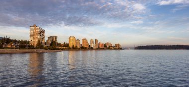 Pasifik Okyanusu 'nun batı kıyısındaki modern bir şehirde yürüyüş yolu..