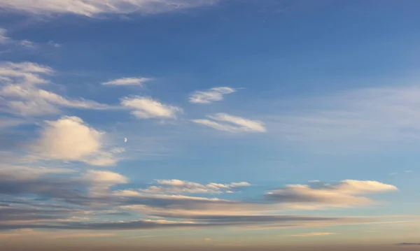 Blick auf die bunte Wolkenlandschaft während des pulsierenden Sommersonnenuntergangs an der Meeresküste. — Stockfoto