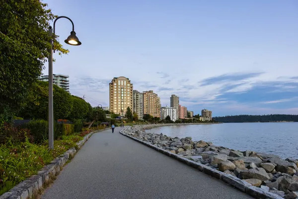 Wanderweg in einer modernen Stadt an der Westküste des Pazifischen Ozeans. — Stockfoto