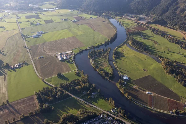 Veduta aerea del campo di fattoria verde nella valle di Fraser. — Foto Stock