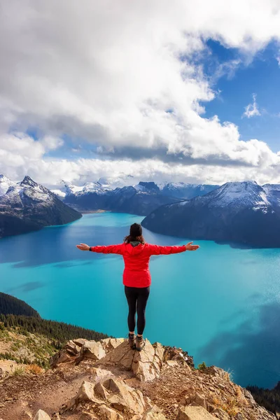 Avventurosa donna caucasica che cammina sulla cima di una montagna canadese. — Foto Stock