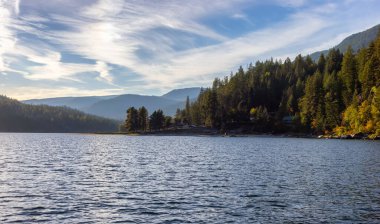 Kootenay Nehri 'nin manzarası. Sunny Fall Sezon Sunset.