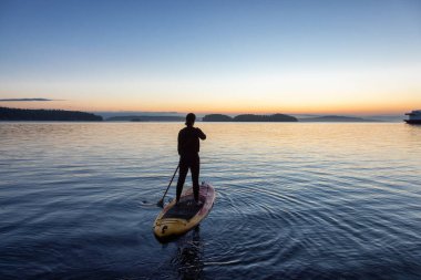 Stand Up Paddle tahtasında Maceracı Kafkas Yetişkin Kadın
