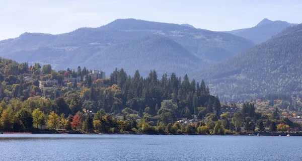 Vista panorâmica do rio Kootenay e uma pequena cidade turística. — Fotografia de Stock