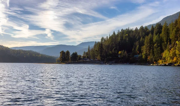 Kootenay Nehri 'nin manzarası. Sunny Fall Sezon Sunset.