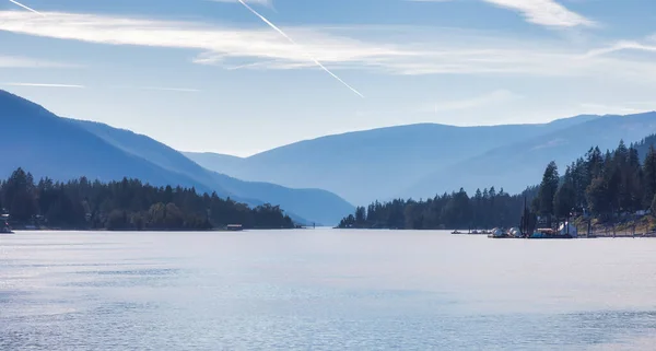 Vista panorámica del río Kootenay. Día de temporada de otoño soleado. — Foto de Stock