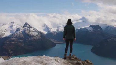 Maceracı Kafkas Kadın Kanada dağının tepesinde yürüyüş yapıyor..