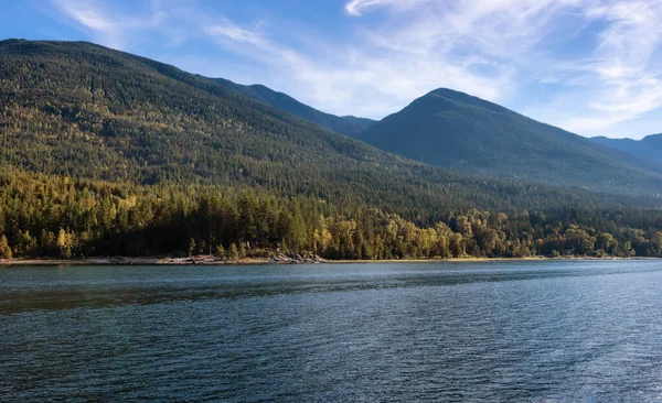 Scénický pohled na řeku Kootenay. Slunečný podzimní den. — Stock fotografie