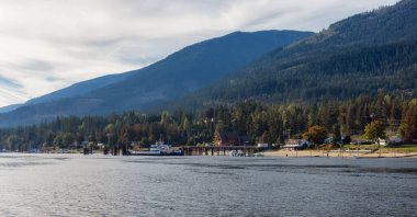 Kootenay Nehri 'ndeki Balfour Feribot Terminali.