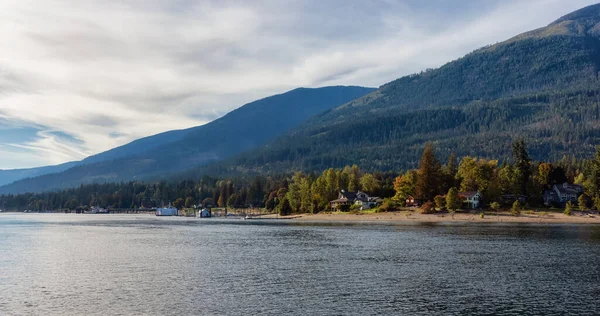 Vista panorâmica do rio Kootenay. Dia da temporada de outono ensolarado. — Fotografia de Stock