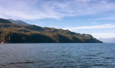 Kootenay Gölü 'nün manzarası. Sunny Fall Sezon Günü.