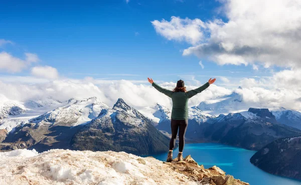 Aventurera Caucásica Senderismo en la cima de una montaña canadiense. — Foto de Stock