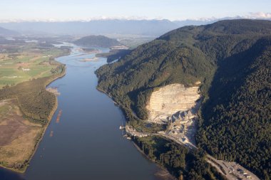 Kum ve Çakıl 'ın kazıldığı bir maden ocağının uçak görüntüsü..