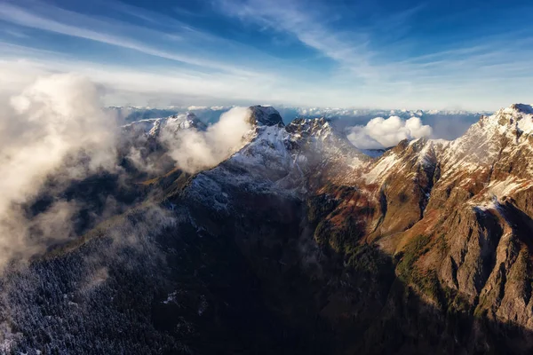 Kanada Rocky Dağları 'nın tepesinde karlı hava manzarası — Stok fotoğraf