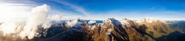 Vista aérea de las montañas rocosas canadienses con nieve en la parte superior — Foto de Stock