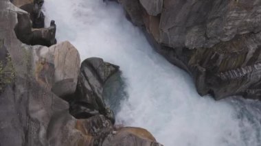 Taze su kanyonda akıyor. Kanada Doğa Arkaplanı.