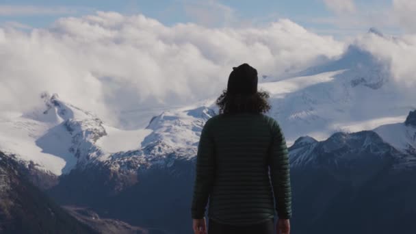 Mulher caucasiana aventurosa caminhadas no topo de uma montanha canadense. — Vídeo de Stock