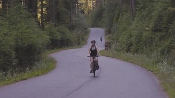 Avventurosa donna in bicicletta a cavallo su un sentiero nella foresta — Video Stock