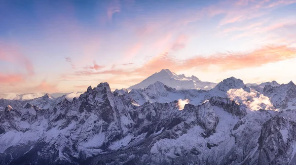 Vue Aérienne Des Montagnes Rocheuses Canadiennes Avec De La Neige Au-dessus — Photo