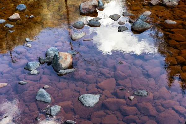 Voda tekoucí po řece kolem skal. — Stock fotografie