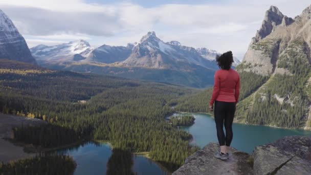 Caminhadas da mulher branca caucasiana aventurosa em montanhas rochosas canadenses — Vídeo de Stock