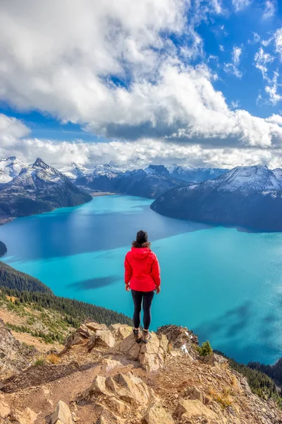 Mulher caucasiana aventurosa caminhadas no topo de uma montanha canadense. — Fotografia de Stock