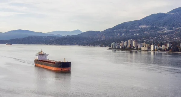 Letecký pohled na západní Vancouver, přívod Burrard a kontejnerovou loď — Stock fotografie