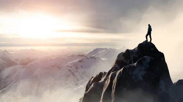 Abenteuerlustiger Mann auf einem felsigen Berg. — Stockfoto