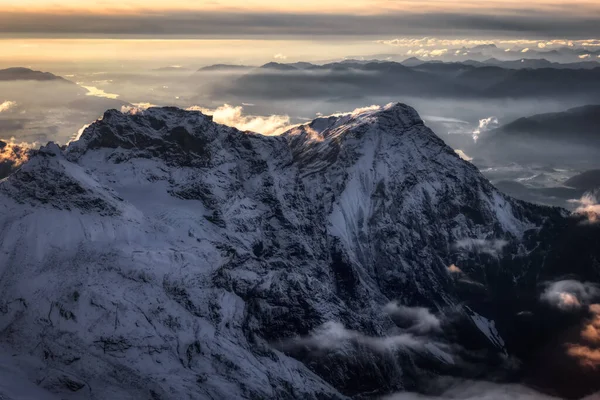 Vue Aérienne Des Montagnes Rocheuses Canadiennes Avec De La Neige Au-dessus — Photo