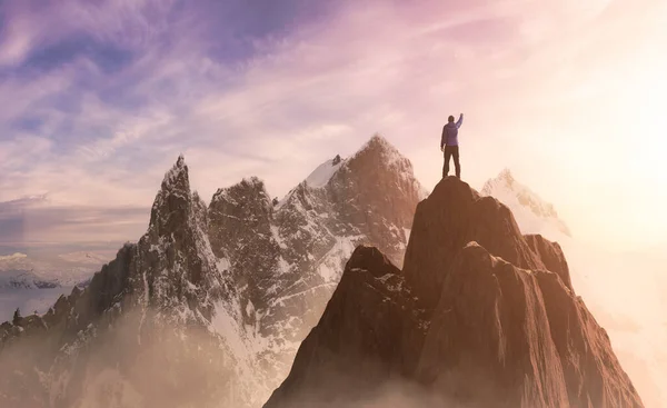 Hombre aventurero en una montaña rocosa. —  Fotos de Stock