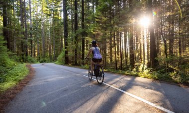 Ormanda Yola Çıkan Maceracı Kadın Bisikleti
