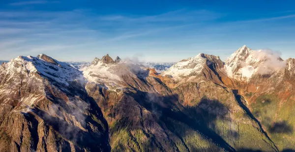 Widok z lotu ptaka na Canadian Rocky Mountains ze śniegiem na szczycie — Zdjęcie stockowe