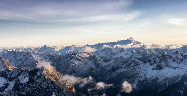 Vue Aérienne Des Montagnes Rocheuses Canadiennes Avec Neige — Photo