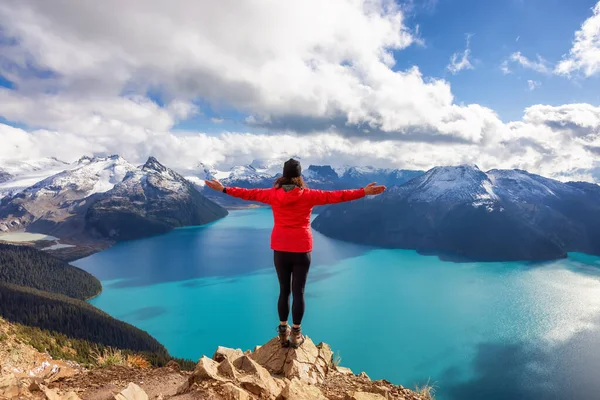 Dobrodružná běloška Žena pěší turistika na vrcholu kanadské hory. — Stock fotografie